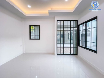 *****บ้านแฝดมือสองชั้นเดียว ย่านนนทบุรี ม.รวยรื่น ติวานนท์  บ้านสวยตกแต่งใหม่เหมือนมือหนึ่ง บนเนื้อที่ 32 ตร.ว. มาพร้อมฟังก์ชัน 3 ห้องนอน 3 ห้องน้ำ จอดรถ 1 คัน  บนทำเลศักยภาพ เชื่อมต่อถนนหลายเส้นทาง ใกล้จุดขึ้นทางด่วนงามวงศ์วาน และ รถไฟฟ้าสถานีกระทรวงสาธารณสุข เติมเต็มด้วยสิ่งอำนวยความสะดวกครบครัน